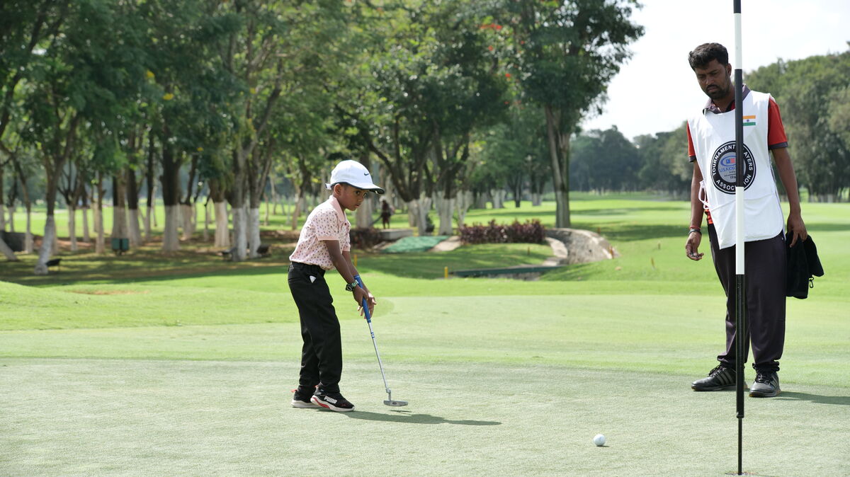 Shinav putting on the green